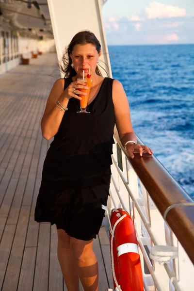 Mulher feliz em navio de cruzeiro — Fotografia de Stock