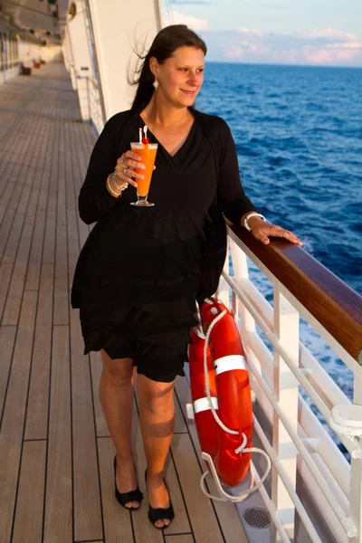 Mujer feliz en crucero — Foto de Stock