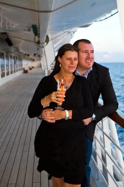 Pareja disfrutando de unas vacaciones en crucero — Foto de Stock