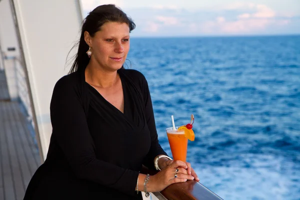 Mulher feliz em navio de cruzeiro — Fotografia de Stock