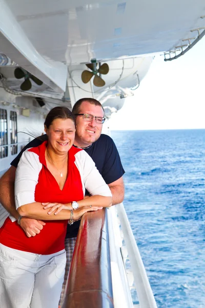 Pareja disfrutando de unas vacaciones en crucero — Foto de Stock