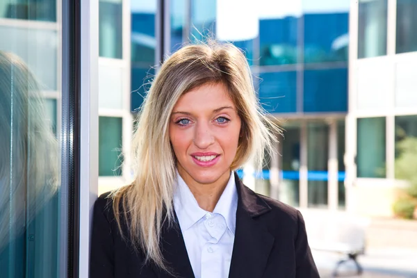 Portrait of a young confident business woman smiling — Stock Photo, Image