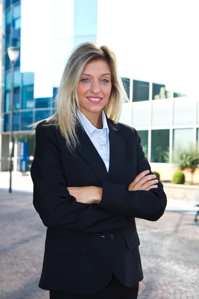 Retrato de una joven empresaria confiada sonriendo — Foto de Stock