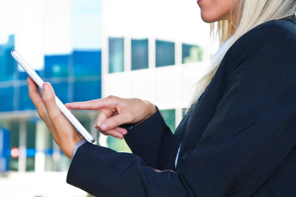 Manos femeninas tocando tableta digital — Foto de Stock