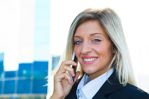 Sorridente donna d'affari che parla al telefono — Foto Stock