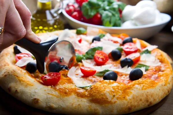 Heerlijke verse pizza geserveerd op houten tafel — Stockfoto