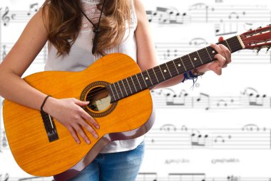 güzel kız gitar çalmak