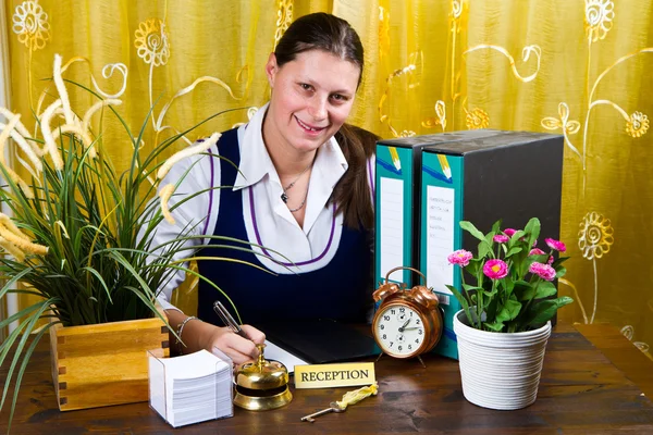 Recepcionista femenina feliz — Foto de Stock