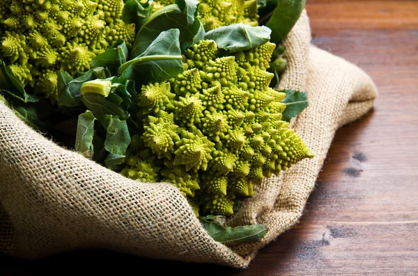 Repolho de brócolis de Romanesco em madeira — Fotografia de Stock