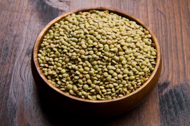 ahşap kase üzerinde mercimek