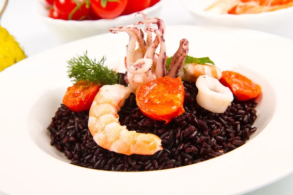 Black rice with squid , prawns and tomatoes — Stock Photo, Image