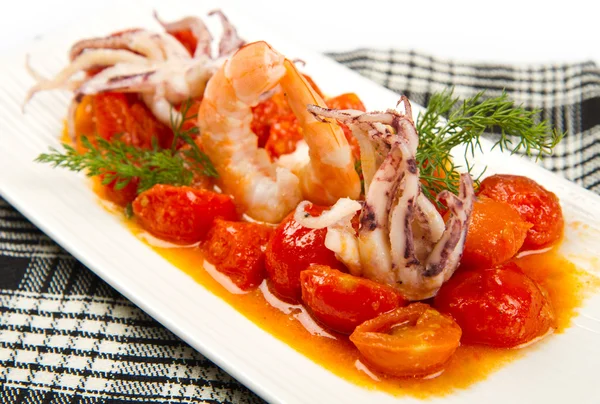 Seafood soup with tomatoes and squid — Stock Photo, Image