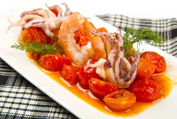 Sup seafood dengan tomat dan cumi-cumi — Stok Foto