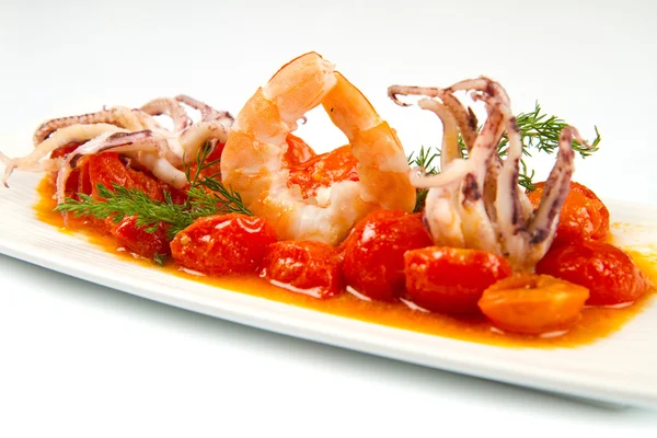 Zuppa di frutti di mare con pomodori e calamari — Foto Stock