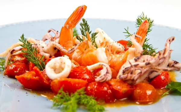 Sup seafood dengan tomat dan cumi-cumi — Stok Foto