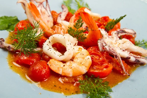 Seafood soup with tomatoes and squid — Stock Photo, Image