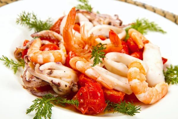 Plato con tomates y calamares — Foto de Stock