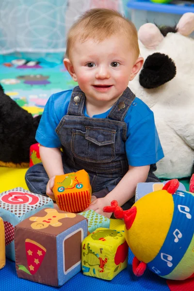 Bambino che gioca con cubo morbido colorato — Foto Stock