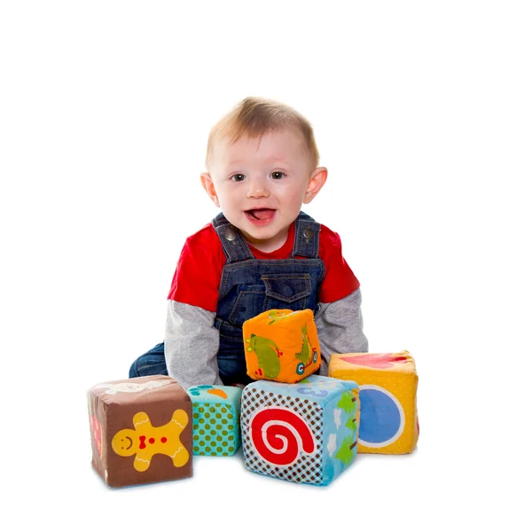 Liten pojke leker med färgade mjuka kub — Stockfoto