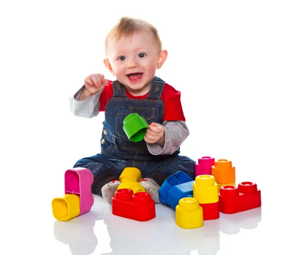 Kleiner Junge spielt mit farbigem Softwürfel — Stockfoto