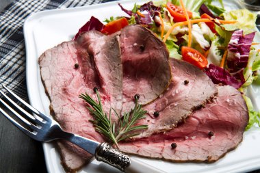 alarmdan salata ile beyaz çanak üzerinde