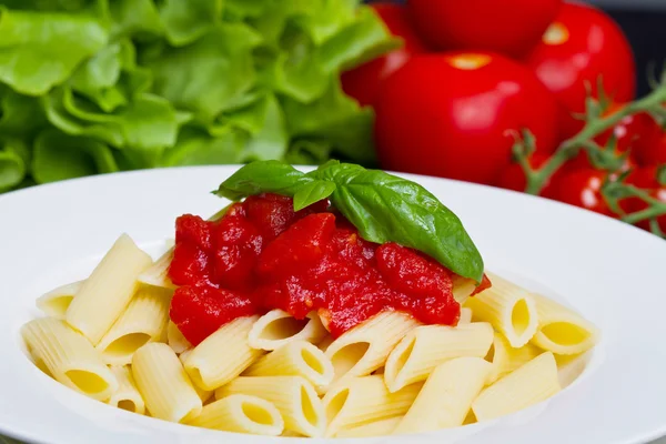 Pasta with tomato sauce and basil — Stock Photo, Image