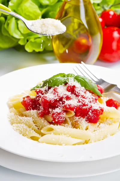 Pasta con salsa de tomate y albahaca — Foto de Stock