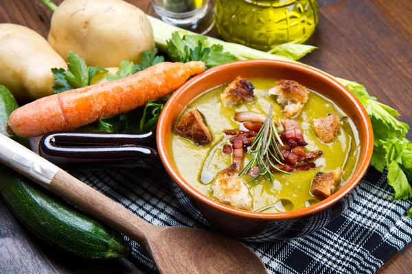 Soppa grönsak på skål och ingredienser — Stockfoto