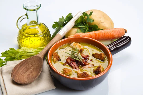 Sopa vegetal en cuenco e ingredientes —  Fotos de Stock