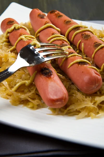 볶은 wurstel와 sauerkraft 접시 — 스톡 사진
