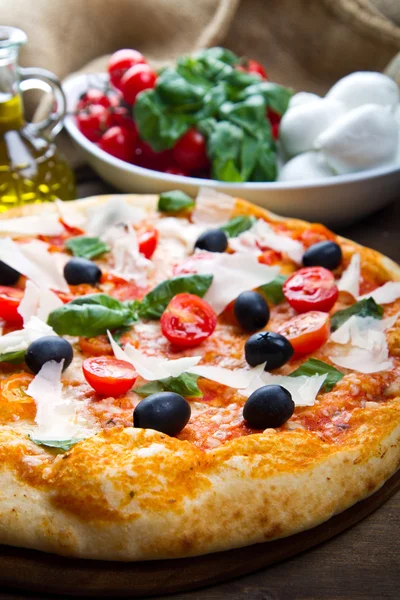 Amerikaanse pizza met tonijn, rode bonen en mais — Stockfoto
