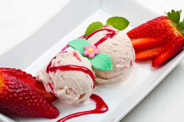 Jahodová zmrzlina s ovocem zblízka — Stock fotografie