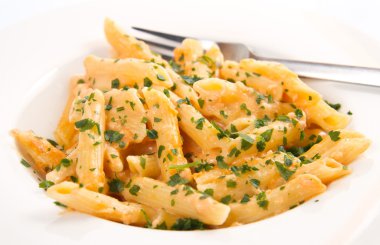 Beyaz tabak makarna ve somon ile