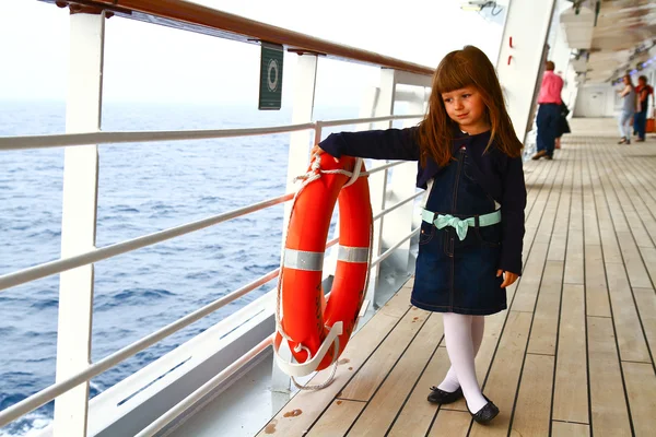 Little girl standing on deck of cruise ship — Stock Photo, Image