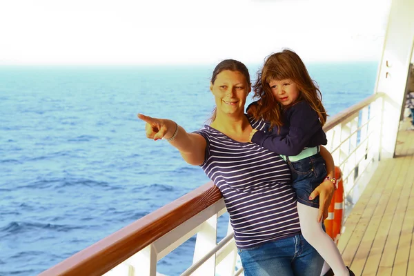 Mãe e filha em um cruzeiro indica algo interessante — Fotografia de Stock