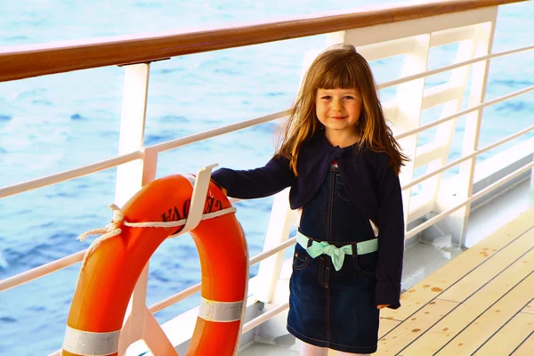 Little girl standing on deck of cruise ship — Stock Photo, Image