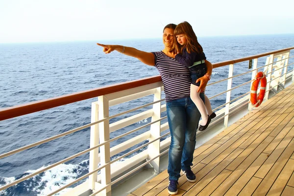 Madre e hija en un crucero indica algo interesante — Foto de Stock