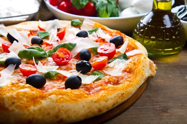 Deliziosa pizza fresca servita sul tavolo di legno — Foto Stock