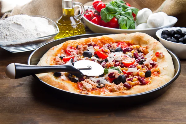 Pizza americana con tonno, fagioli rossi e mais — Foto Stock