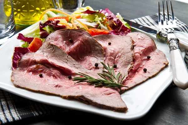 Slices roastbeef with mixed salad — Stock Photo, Image