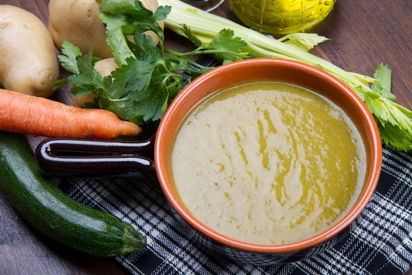 Soppa grönsak på skål och ingredienser — Stockfoto