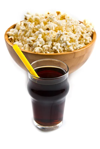 Popcorn och cola på bordet — Stockfoto