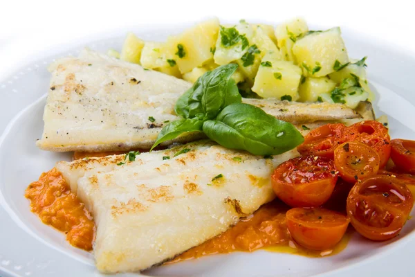 White dish of Fresh black cod with potatoes and tomatoes sauce — Stock Photo, Image