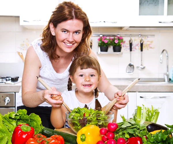 Mère et fille cuisiner le dîner dans la cuisine — Photo