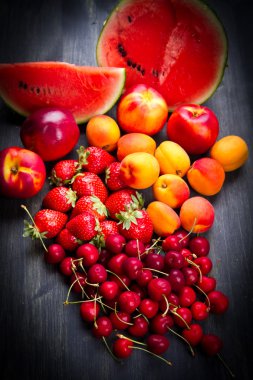 Tahta masada taze meyve.