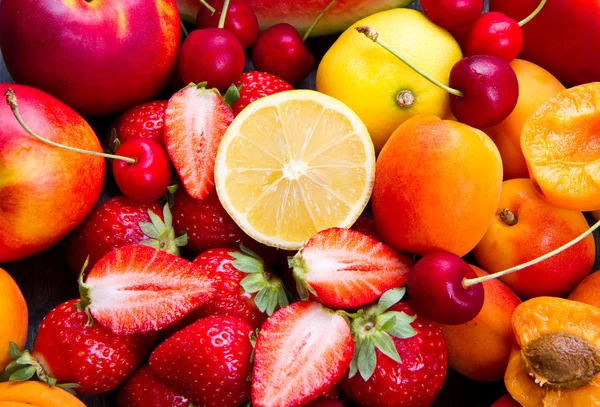 Fruta fresca na mesa de madeira — Fotografia de Stock