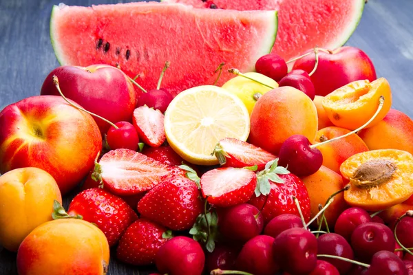 Fruta fresca na mesa de madeira — Fotografia de Stock