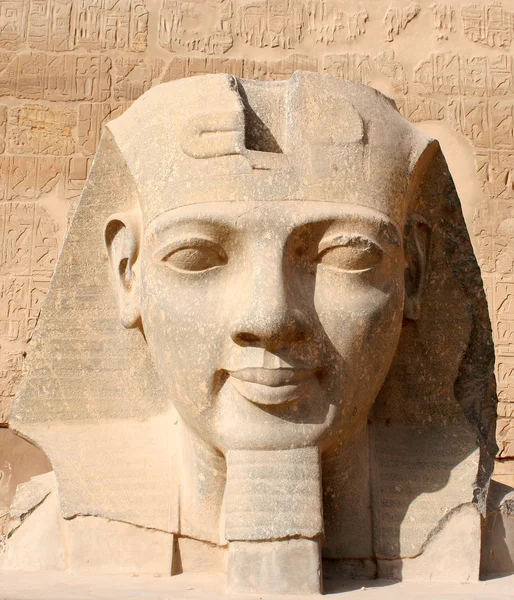 ルクソール神殿、エジプトでラムセス 2 世の頭 — ストック写真
