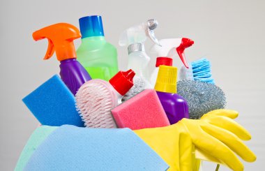 Bir kutu dolusu temizlik malzemesi ve beyaz eldiven. 