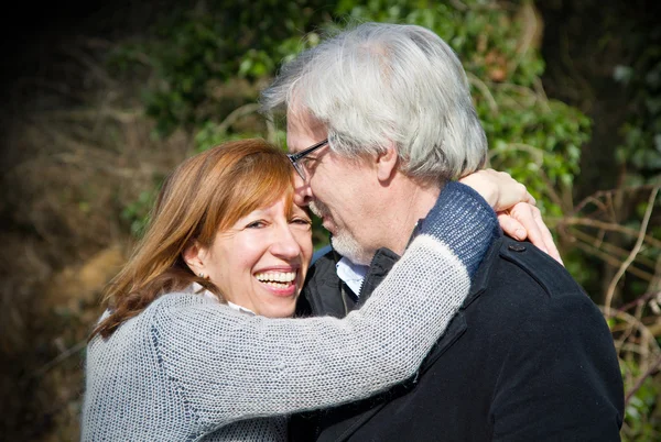 Feliz pareja de ancianos ancianos en el parque —  Fotos de Stock